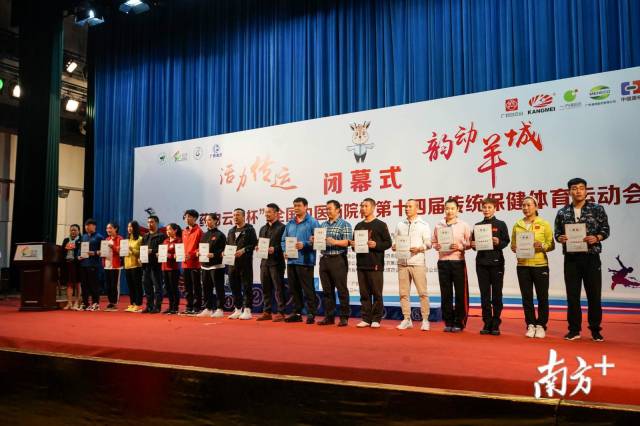 优秀教练员合照。 优秀教练员合照。