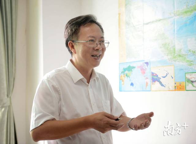 宋健平讲述他的团队在东南亚、非洲进行的疟疾防治工作。南方日报记者 肖雄 摄 宋健平讲述他的团队在东南亚、非洲进行的疟疾防治工作。南方日报记者 肖雄 摄