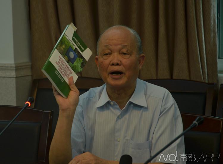 李国桥教授在接受采访。通讯员 傅诗熠 摄