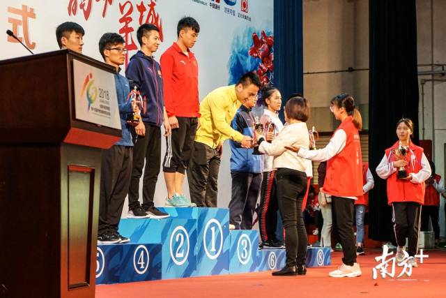 为获奖学生颁奖。 为获奖学生颁奖。