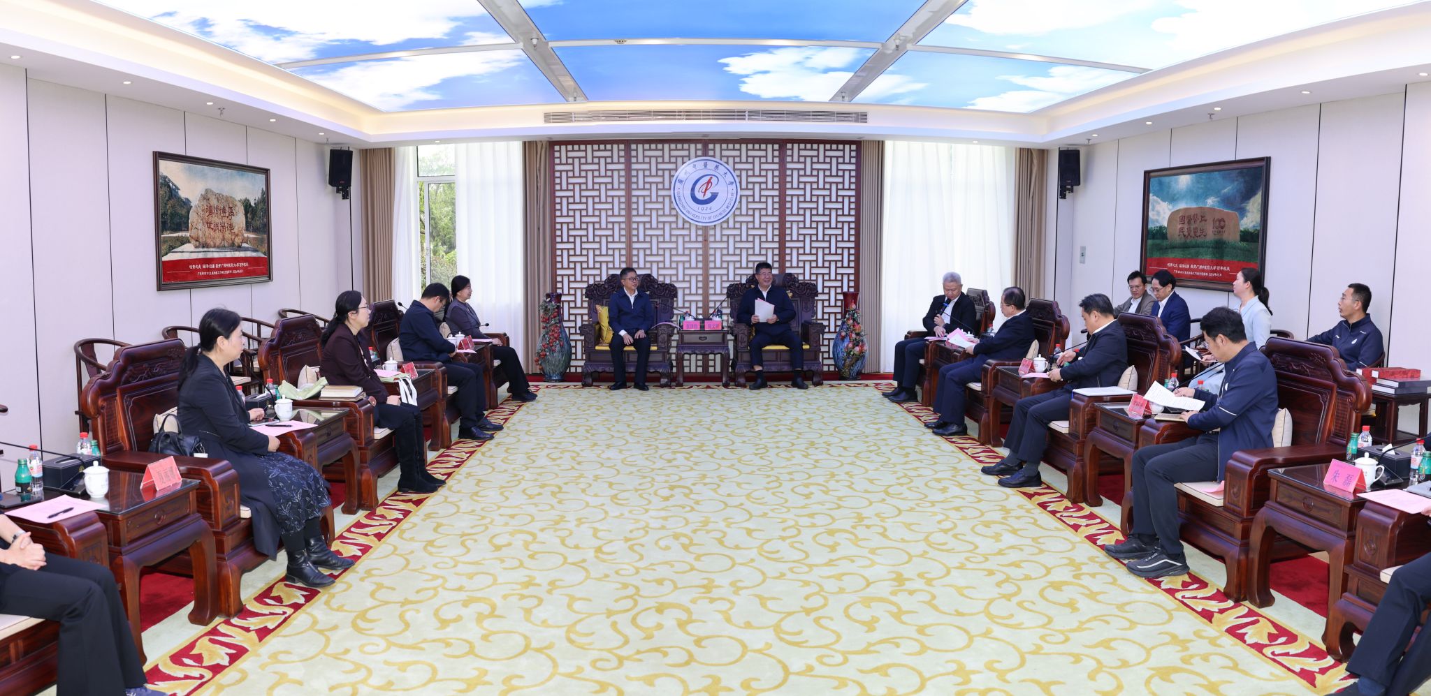 成都中医药大学党委书记张泽钧、校长曾芳来校调研交流