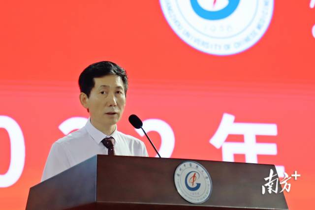 taptap点点校长王伟开学致辞。