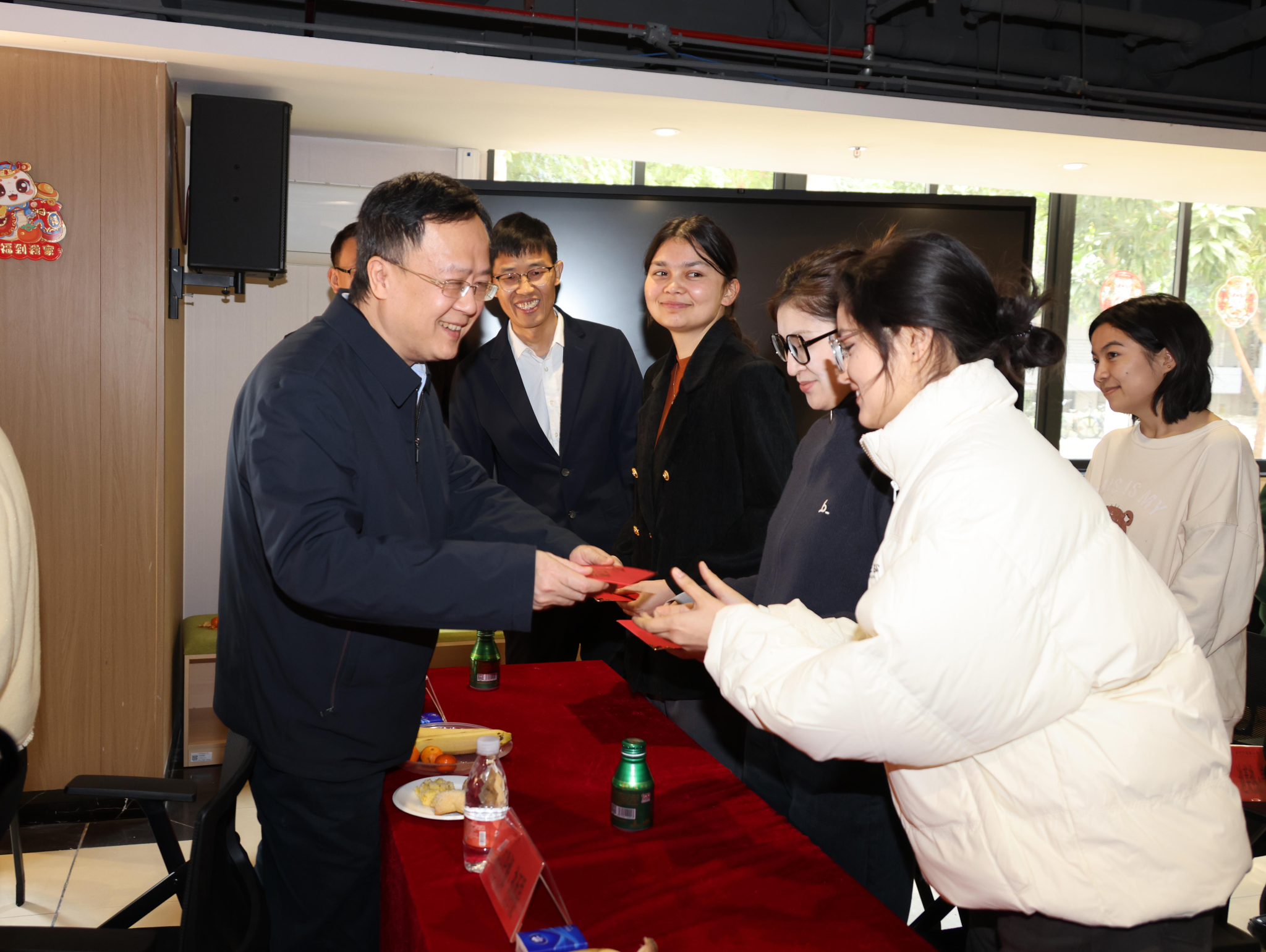 省委教育工委、省教育厅慰问组来taptap点点走访慰问寒假留校新疆籍学生及少数民族专职辅导员