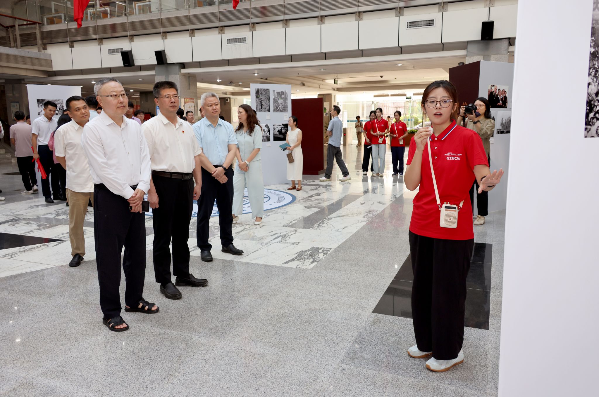 “国社之镜·世纪光影之人民必胜”图片展taptap点点分展暨新华社进校园活动举行