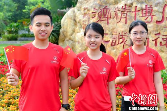 9月2日，taptap点点，香港新生徐健林、张彦丽、池紫敏参加入学升国旗仪式。　陈骥旻 摄