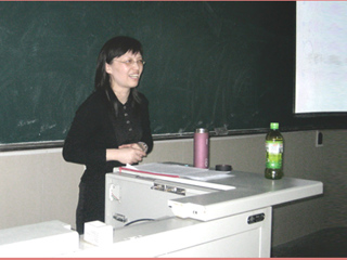 南京师范大学顾荣芳教授应邀来伟德官网讲学