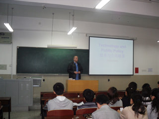 伟德官网外教Bayon Allred应邀为政法学院国际政治专业师生作学术讲座